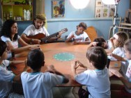 Nas atividades rítmicas usando o corpo, as crianças podem bater palmas e mãos na mesa, de forma alternada, em diferentes compassos Musicalização infantil