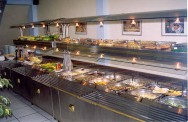 Comida pronta, variada, nutritiva, bem feita, servida em ambiente confortável e por preço acessível é sinônimo de sucesso garantido self-service