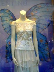 Caberá ao vitrinista conciliar o interesse de venda do lojista e a necessidade de consumo do cliente Vitrine
