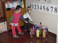 O jogo de argola consiste em um conjunto de 10 garrafas descartáveis, em cores diferentes, numeradas de 1 a 10 Jogo de argolas