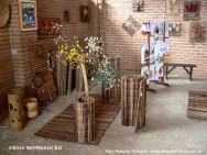 É perceptível o fascínio, o encantamento, a sedução, que os produtos manufaturados exercem sobre as pessoas. Não há quem não tenha se enamorado de uma linda peça artesanal artesanato palha de milho