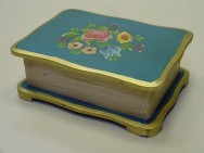 Com algumas tintas e pincéis, podemos fazer uma verdadeira transformação em móveis antigos e objetos em geral Pintura decorativa