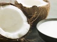 O leite de coco e o coco ralado, extraídos da amêndoa fresca, são usados especialmente para fins culinários coco
