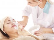 O esteticista facial deve criar tratamentos personalizados, avaliando criteriosamente o problema estético de cada cliente Tratamento da pele adequado