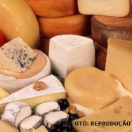 No Brasil, é fabricada uma grande variedade de queijos que reflete a nossa própria formação cultural minas frescal, mussarela e gouda
