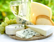 Por ser originado do leite, o queijo é um alimento que apresenta alta concentração de proteínas, gordura, sais minerais e vitaminas minas frescal, mussarela e gouda
