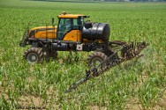 Qualquer que seja o tamanho da área cultivada, seja em pequenas, médias ou grandes propriedades rurais, o agricultor vai necessitar fazer aplicação de algum tipo de agrotóxico PULVERIZAÇÃO AGRÍCOLA