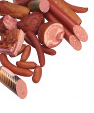 O escurecimento na superfície dos defumados é devido à reação que envolve a proteína e compostos nitrogenados com os grupos de açúcares e carboidratos das células do produto DEFUMADOS