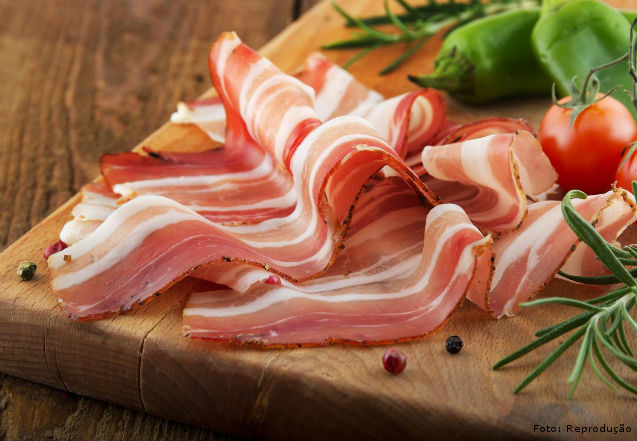 www.cpt.com.br/cursos-processamentodecarne-comomontar/artigos/bacon-defumado-fonte-de-renda-extra-em-apenas-5-passos Bacon defumado - fonte de renda extra em 5 passos Artigos Cursos CPT