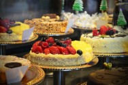 É difícil encontrar alguma pessoa que nunca tenha sido atraída por um belíssimo bolo exposto em uma vitrine bolos confeitados