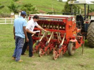 O acidente de trabalho representa um custo elevado em termos de tratamento médico, indenizações, perdas de produção, danos às máquinas, atrasos e outros acidente de trabalho rural