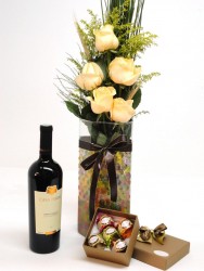 A arte floral trata de conceitos de estética, composição dos arranjos e das técnicas de preparação e conservação das flores florista