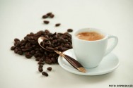 O café espresso é preparado coando-se uma pequena quantidade de água, aquecida e sob pressão, por um bolo comprimido de grãos de café torrados e moídos CAFE