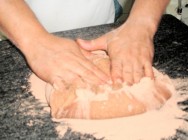 Panificação O pão é um produto favorável ao desenvolvimento de microrganismos, portanto sua manipulação deve obedecer às condições favoráveis de higiene e temperatura