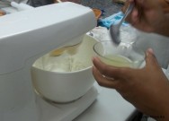 Enquanto bate, coloque mais algumas colheradas do açúcar impalpável. A quantidade de açúcar impalpável a ser colocada na batedeira deverá ser algo em torno de 800 g PASTA AMERICANA