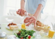 Não existe cura para a intolerância à lactose, mas é possível tratar os sintomas limitando ou evitando produtos com leite ou derivados intolerância á lactose