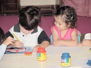 Adaptação da criança Nas instituições, a criança pode ser remanejada para outra turma, principalmente nas creches, em função da grande demanda por vagas
