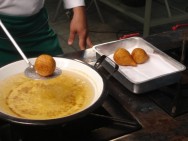 A preparação dos alimentos é uma tarefa que deverá ser realizada com muita atenção e cuidados especiais chapeiro e lancheiro