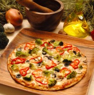 Pizza congelada assada Atualmente, os consumidores preferem a praticidade de se assar pizza congelada na sua própria casa, ao invés de irem a pizzarias.