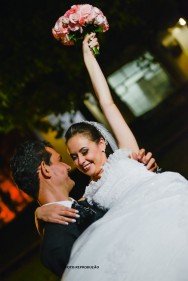 O fotógrafo fará de um casamento um espetáculo único, registrando a troca de olhares entre os noivos fotografia