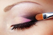 Com um lápis preto, pinte o canto externo dos olhos e espalhe com o dedo. Apenas o canto esterno e nada mais maquiagem para noivas