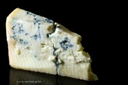No processo de maturação do Gorgonzola são injetados fungos, que fazem com que ele tenha veias verde-azuladas e que lhe dão um sabor especial. QUEIJOS FINOS E MOFADOS