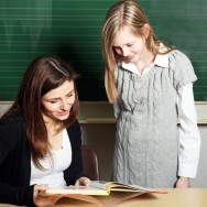 Tutoria A tutoria é comprovadamente de grande eficiência, pois transforma conhecimento menos significativo em conhecimento mais significativo.