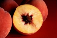 O pêssego apresenta, também, vitaminas do Complexo B (B1, B2, B3,B5, B6, B9 e B12), além das vitaminas K e E PÊSSEGO