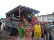 O transporte deve ser realizado com muita segurança, evitando-se carretas abertas acopladas a tratores ou caminhões abertos acidente de trabalho rural