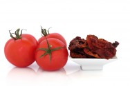 O tomate para a indústria deve ser maduro, bem vermelho e uniforme O padrão de qualidade exigido pela indústria de processamento são frutos completamente maduros, com coloração vermelho-intensa e uniforme.