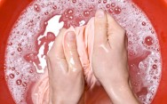 Lavagem da roupa das crianças Para a roupa dos recém-nascidos, o mais recomendado é o sabão de coco ou neutro, que tem menos ácido e perfume na composição, portanto não causa alergia.