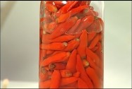 O picles de pimenta mais procurado no mercado é o considerado bem ardido, por isso, deve ser fabricado com pimentas com alto teor de capsaicinoides, como a pimenta malagueta. 