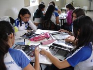 Aprendizagem Cooperativa Para proporcionar um ambiente propício à aprendizagem, o professor pode e deve adotar metodologias de ensino que promovam a autonomia e a interação entre os alunos