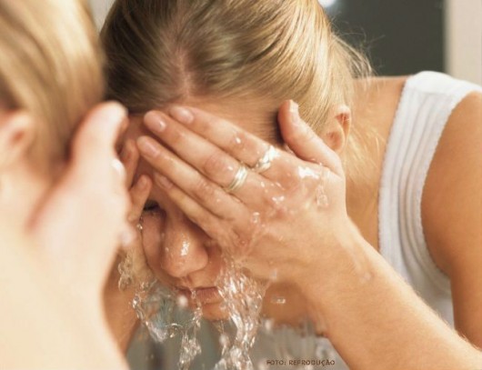 primeiros socorros Lave o olho com água corrente abundante ou use produto específico para lavar os olhos
