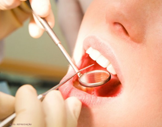 primeiros socorros Não tente colocar o dente de volta no lugar. Procure imediatamente o pronto-socorro ou dentista