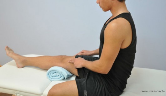 primeiros socorros Dor forte, contusão, inchaço e calor, e Impossibilidade de mover a parte afetada são sintomas típicos de torcedura