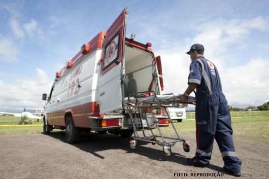 primeiros socorros Ao lidar com um ferimento com sangramento abundante ou amputação, primeiro controle o sangramento e só depois deixe a vítima para chamar o serviço de resgate ou ambulância