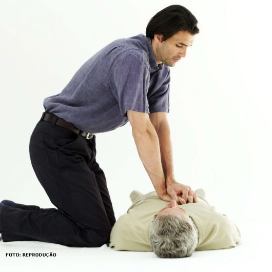 primeiros socorros Se a respiração parar, inicie a ressuscitação cardiorrespiratória. A respiração artificial não é recomendada quando a vítima está respirando