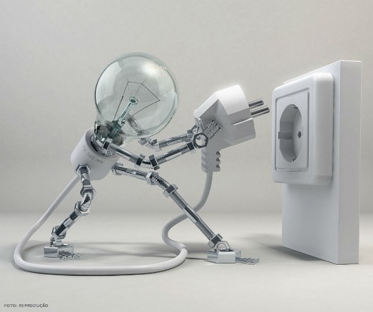 primeiros socorros Nunca tocar uma vítima de choque elétrico até que a fonte de eletricidade tenha sido desligada