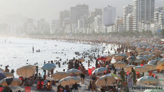 primeiros socorros Pessoas expostas ao sol intenso por um longo período de tempo estão sujeitas à dois fatores: intermação e insolação