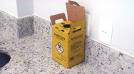Recipiente para descarte de perfurocortantes. Recipiente para descarte de perfurocortantes.