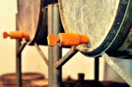 Quando o objetivo for incorporar o aroma da madeira na cachaça, o seu envelhecimento deve ocorrer sob temperatura mais elevada Quando o objetivo for incorporar o aroma da madeira na cachaça, o seu envelhecimento deve ocorrer sob temperatura mais elevada